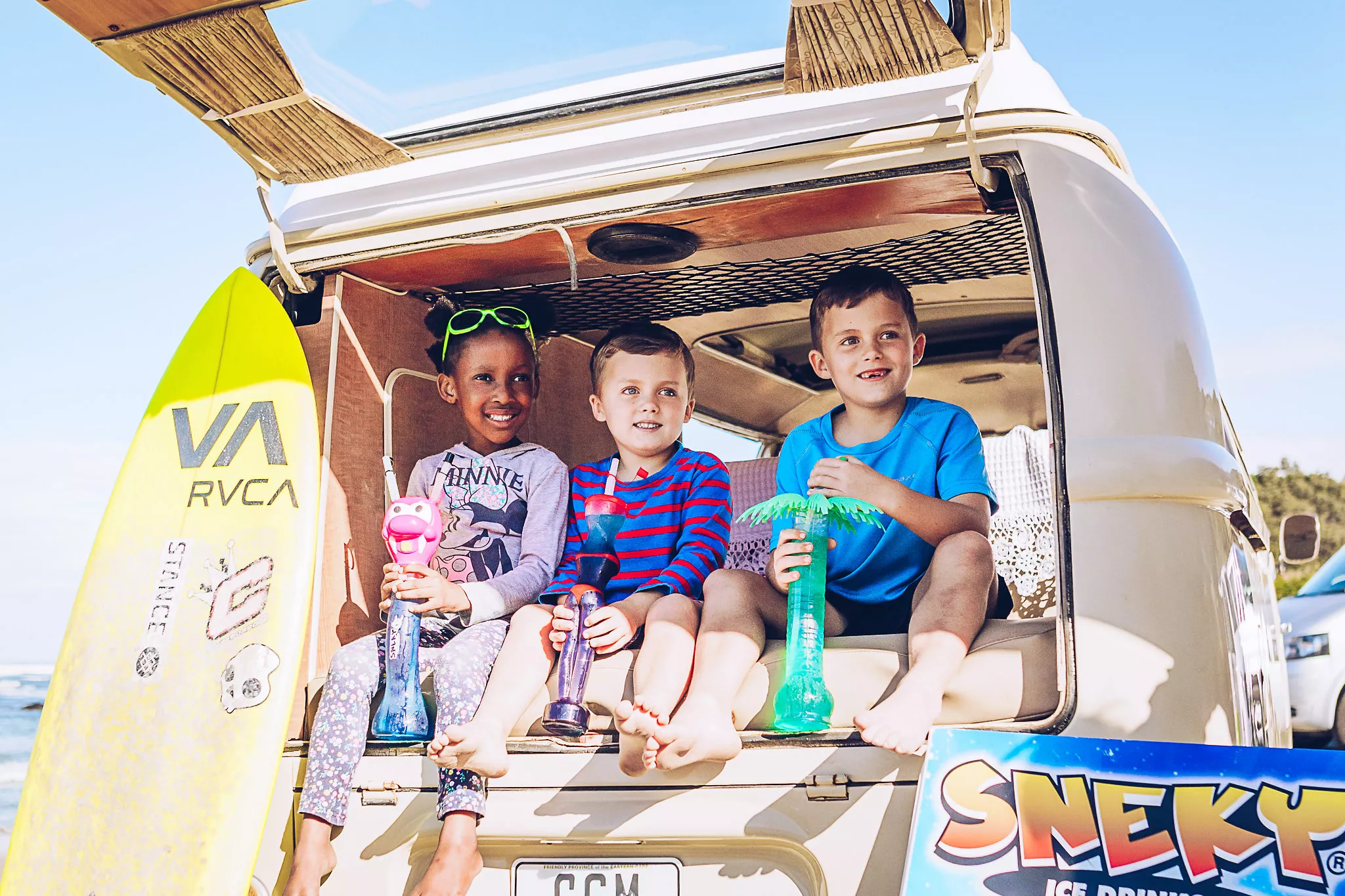 Kids mit Cup Yard Becher am Strand